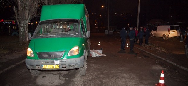 Яма-убийца: в Днепре мужчина оступился и погиб под колесами маршрутки