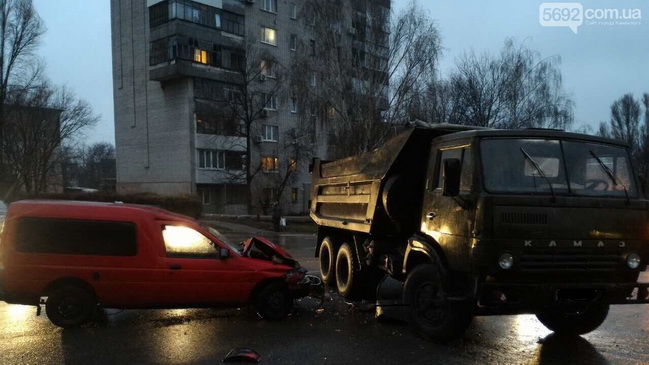 В Каменском столкнулись КамАЗ и Форд