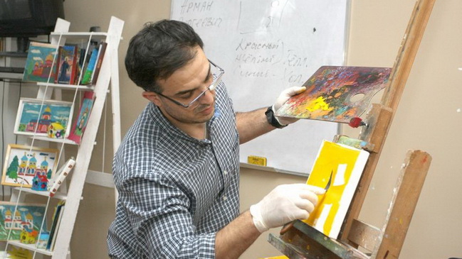 У бібліотеці Дніпра відкрили виставку Армана Аллахвердяна «Барви життя»