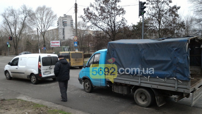 И светофор не помог: на Куриловском перекрестке в Каменском произошло ДТП