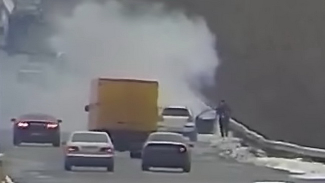 В Каменском во время движения загорелся автомобиль службы такси с пассажиром