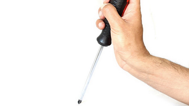 В Каменском мужчина во время ссоры нанес приятелю 200 ударов отверткой