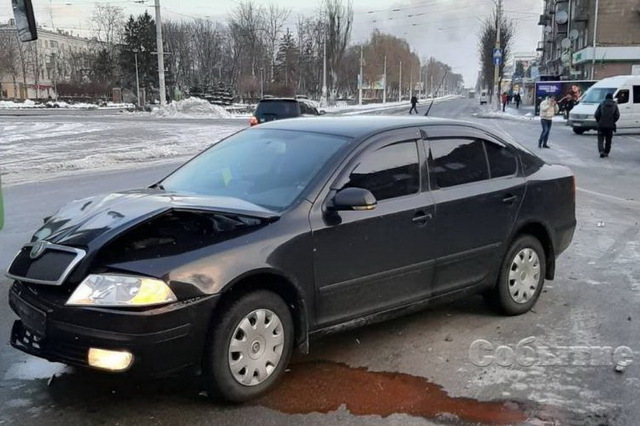 На центральной площади Каменского столкнулись «Шкода» и «Ланос»