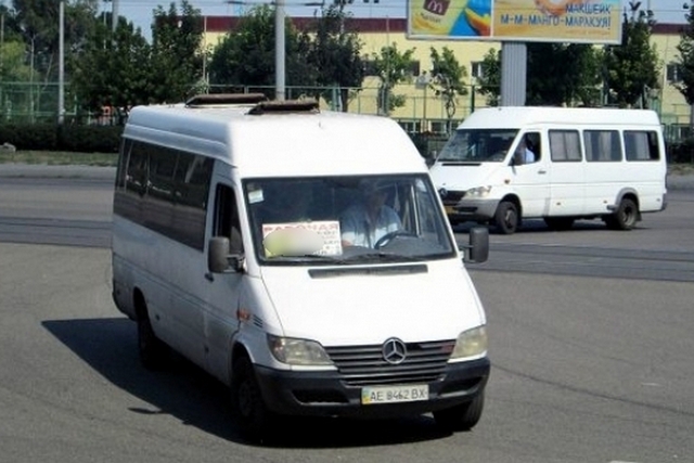 В Днепре маршрутке №107 на ходу разбили стекло