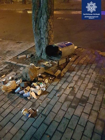 В Днепре патрульные задержали хулиганов, которые повредили коммунальное имущество