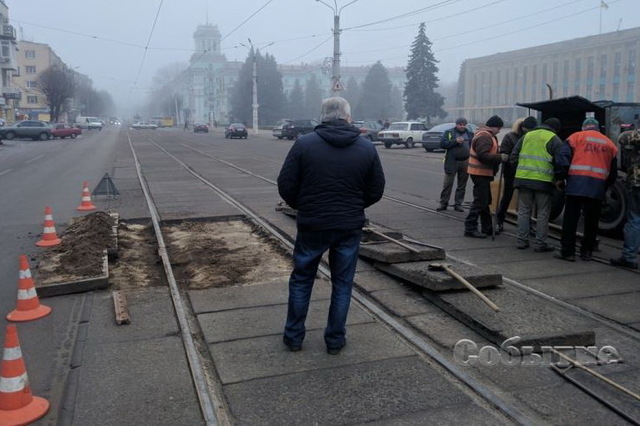 В Каменском коммунальщики меняют трамвайные рельсы
