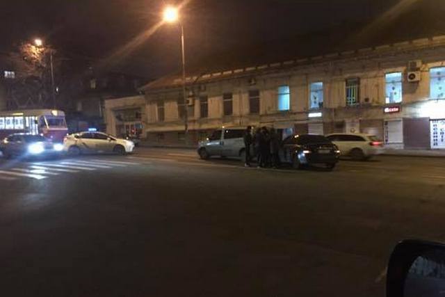 В Днепре на перекрёстке ул. Шмидта и Старокозацкой столкнулись две легковушки на трамвайных путях