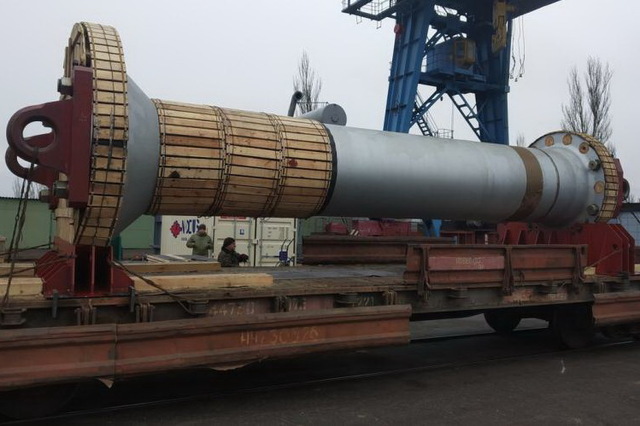 На Среднеднепровскую ГЭС привезли вал гидроагрегата весом 43 тонны