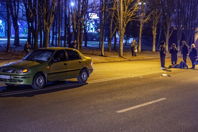 В Днепре на Паникахи девушка перебегала дорогу и попала под колеса Daewoo