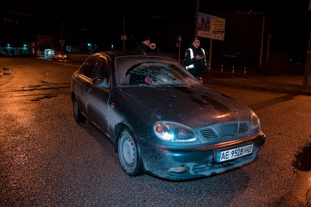 В Днепре на Запорожском шоссе Daewoo Lanos сбил пешехода: женщину госпитализировали