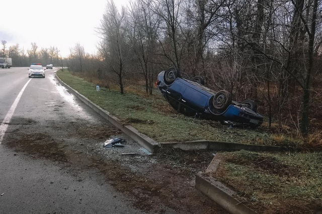 В Днепре на Полтавском шоссе перевернулся Ниссан