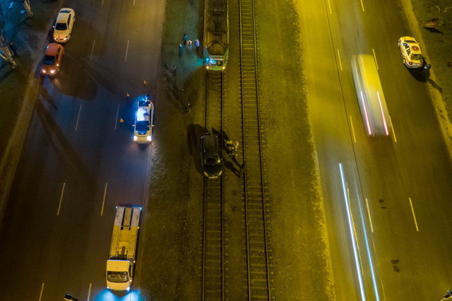 В Днепре на Донецком шоссе Toyota выехала на трамвайные пути: движение трамваев было парализовано