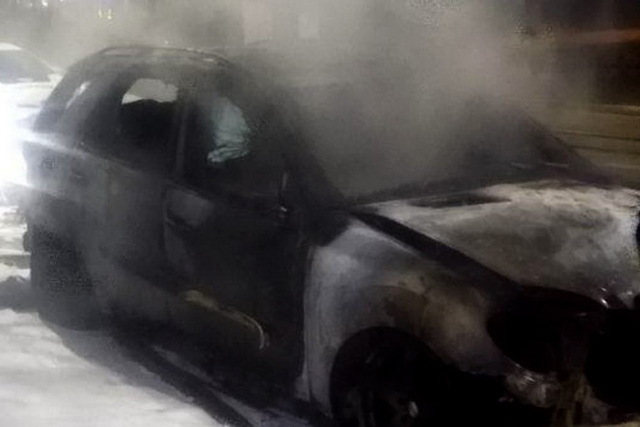 В Днепре на Соборной площади подожгли Mercedes-Benz