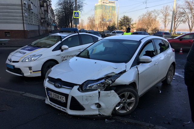 В Днепре на Сичеславской Набережной столкнулись Mercedes и Ford: двое пострадали
