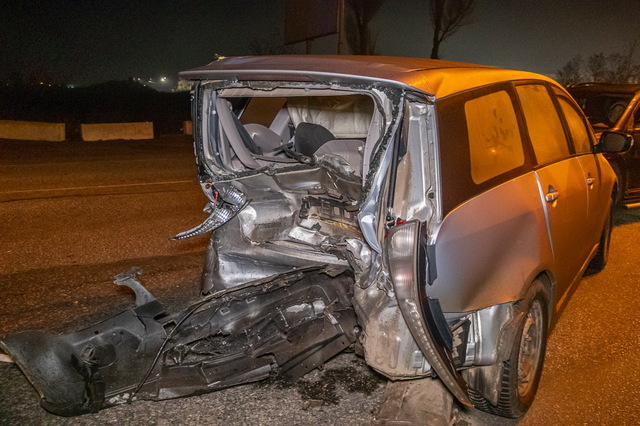 На выезде из Днепра возле METRO столкнулись 3 автомобиля: среди пострадавших ребенок