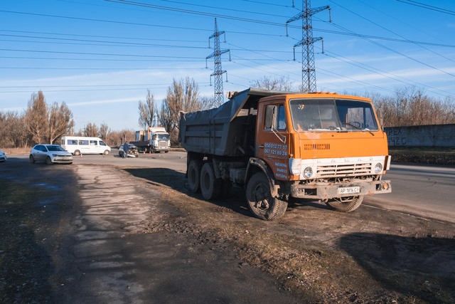 Днепре на проспекте Хмельницкого столкнулись Skoda и КамАЗ: в легковушке находился младенец
