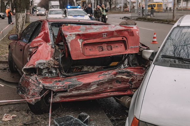 В Днепре на Рабочей столкнулись 4 автомобиля: Honda вынесло на рельсы