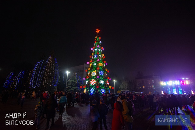 Главная новогодняя елка Каменского засияла огнями