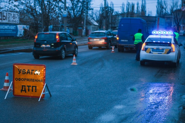 В Днепре на Любарского Mercedes сбил женщину, которая спешила на трамвай