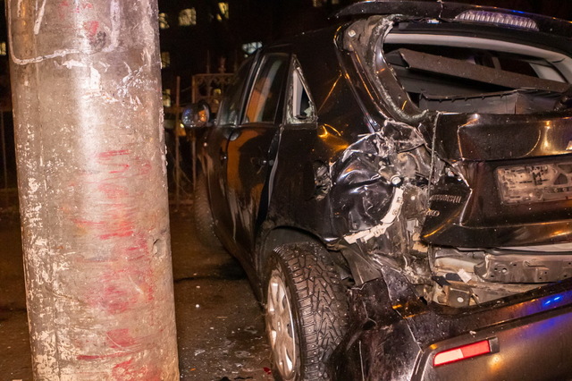 В Днепре на Гагарина Mitsubishi влетел в забор: водитель снял номера и сбежал