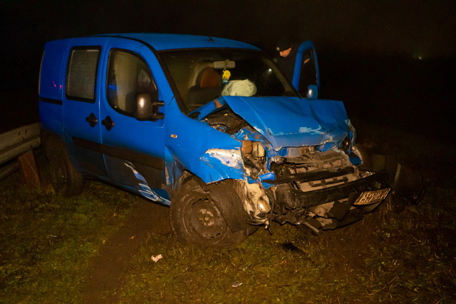 На въезде в Днепр Fiat влетел в отбойник