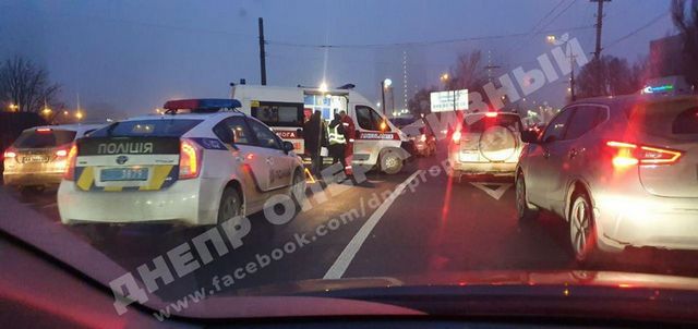 В Днепре на круге Победы произошло ДТП: движение затруднено