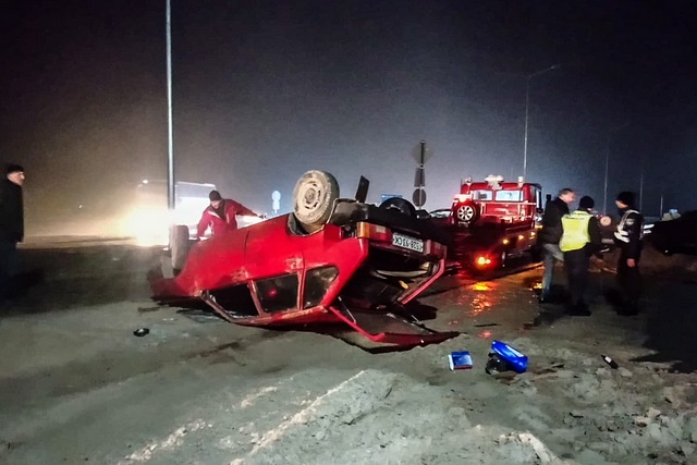 Под Днепром ВАЗ вылетел на участок, где ведутся ремонтные работы, и перевернулся