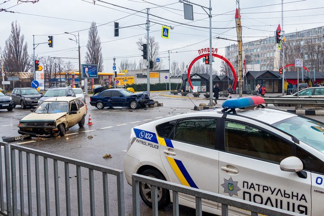 В Днепре напротив «Нашей правды» столкнулись BMW, Volkswagen и «Таврия»: пострадали двое