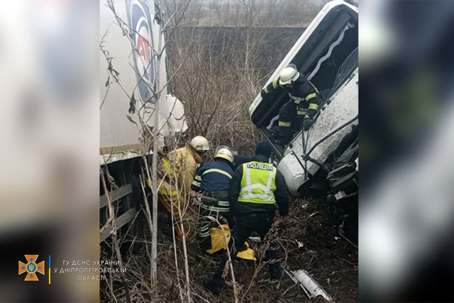 На Дніпропетровщині зіткнулися вантажівки: надзвичайники вивільнили водія з пошкодженої кабіни однієї з них