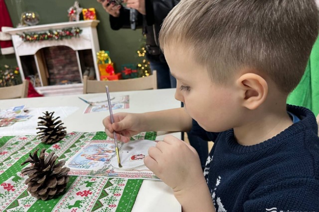 Дети Днепра создают новогодние игрушки для городской елки