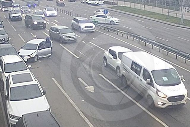 Відео моменту: у Дніпрі на Набережній Перемоги стались дві аварії в одному місці