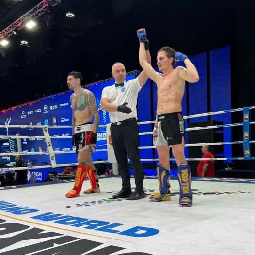 Спортсмен з Павлограда на змаганнях в Абу-Дабі. Міська рада Павлограда/Telegram Кікбоксери з Павлограда стали переможцями чемпіонату світу, що проходив в Абу-Дабі