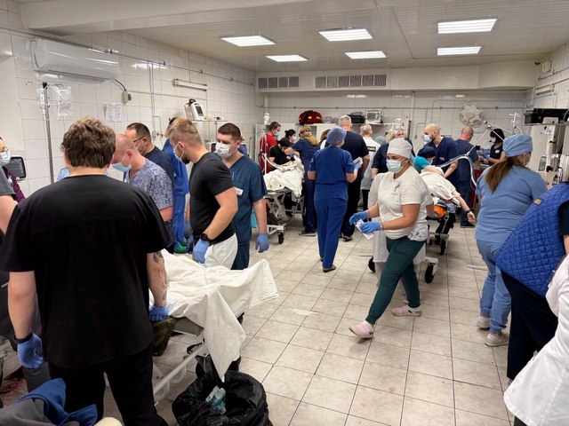 У лікарні Мечникова рятують постраждалих від сьогоднішнього обстрілу Дніпра