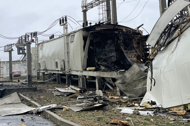 Свет, несмотря на обстрелы: В ноябре энергетики возобновили электроснабжение для 664 тысяч семей