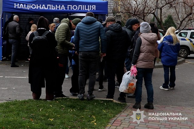 Поліція продовжує працювати на місці ракетного удару по місту Дніпр