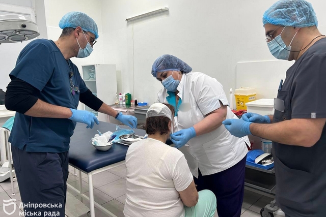 Героические медики Днепра продолжают борьбу за каждого, кто пострадал в результате вражеской атаки 1 декабря