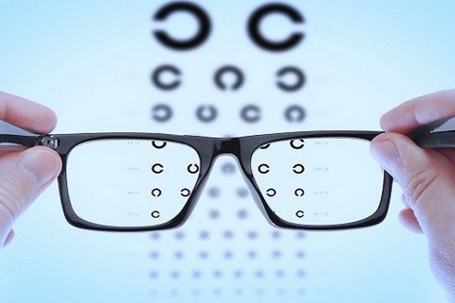 На фоне длительных отключений света у людей ухудшается зрение – что советуют врачи