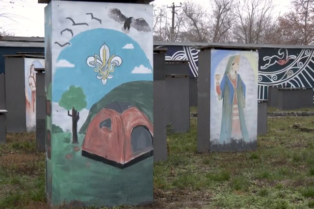 Укриття для кам’яних баб у Дніпрі перетворили на мистецькі об’єкти