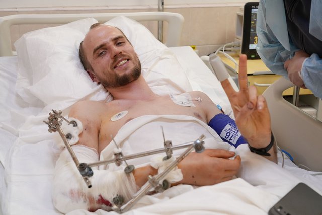 Поранений через удар по Дніпру 1 грудня Михайло. Суспільне Дніпро Кабелем перев'язував собі руку: що розповіли поранені про атаку рф на Дніпро 1 грудня