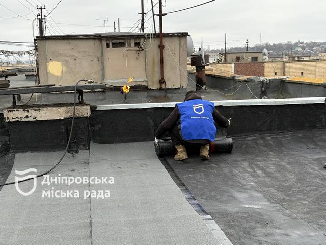 У Дніпрі відновлюють будинки ОСББ та ЖБК, пошкоджені внаслідок ракетних атак