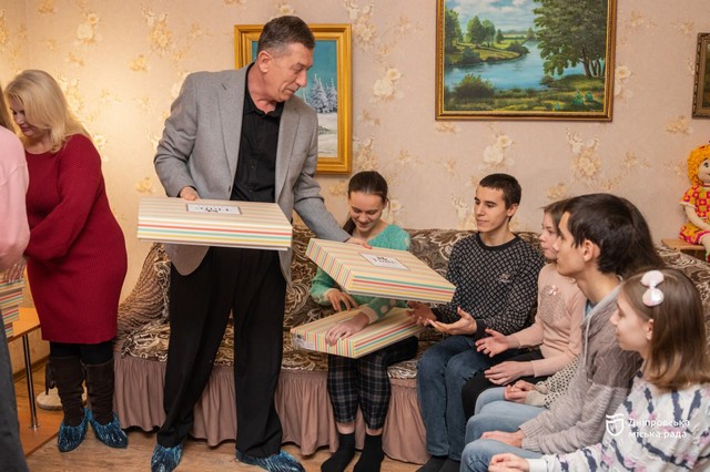 В Днепре сироты и дети, лишенные родительской опеки, получили подарки от Святого Николая