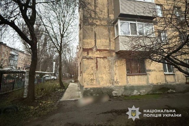 Виніс тіло на вулицю і залишив біля будинку: у Дніпрі пасинок убив вітчима