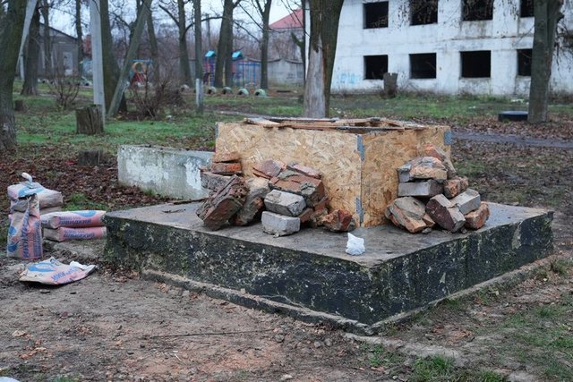 Реконструкція памʼятника. Суспільне Дніпро У селі Шевченко Дніпровського району під час демонтажу розсипався бюст Тараса Шевченка: чи планують встановлювати новий