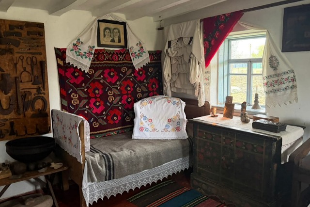 На Дніпропетровщині ще одну стару хату перетворили на етно-садибу