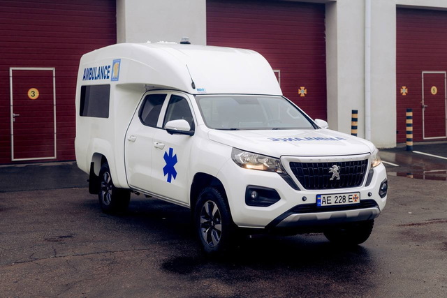 Рятувальники Дніпропетровщини отримали нову карету швидкої допомоги від французьких партнерів