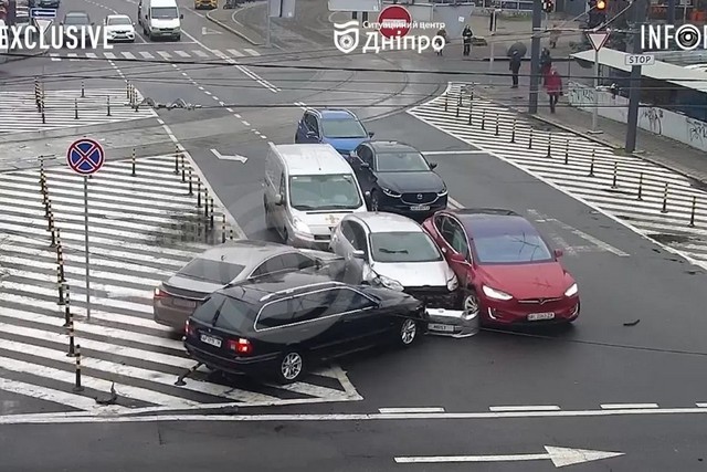 Видео момента: в Днепре на проспекте Дмитрия Яворницкого столкнулись четыре автомобиля