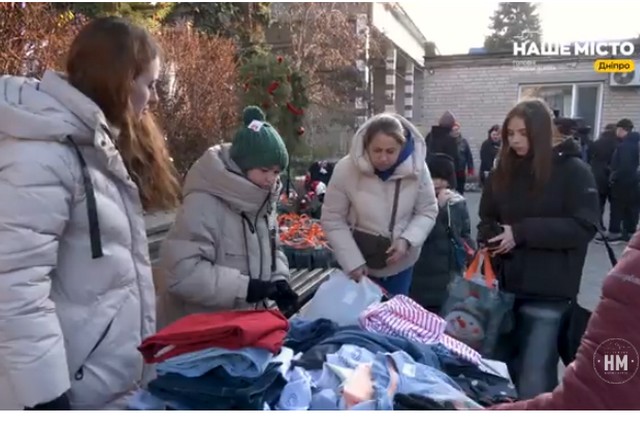 У Дніпрі волонтерський хаб «Доброго ранку, ми з Маріуполя» приймає вживаний одяг для переселенців