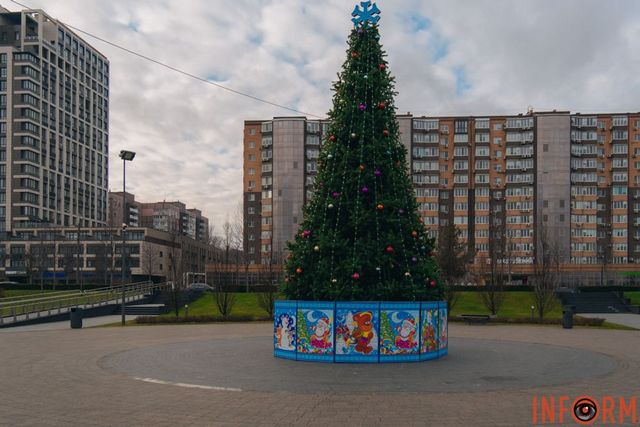 Ще одне місце для святкових фото: у Дніпрі у сквері Прибережному встановили новорічну ялинку
