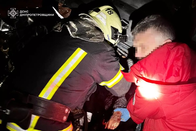 У передмісті Дніпра рятувальники розблокували водія із розбитого внаслідок ДТП автомобіля