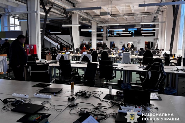 У Дніпрі діяла транснаціональна шахрайська мережа, яка ошукала іноземців майже на 50 000 000 гривень